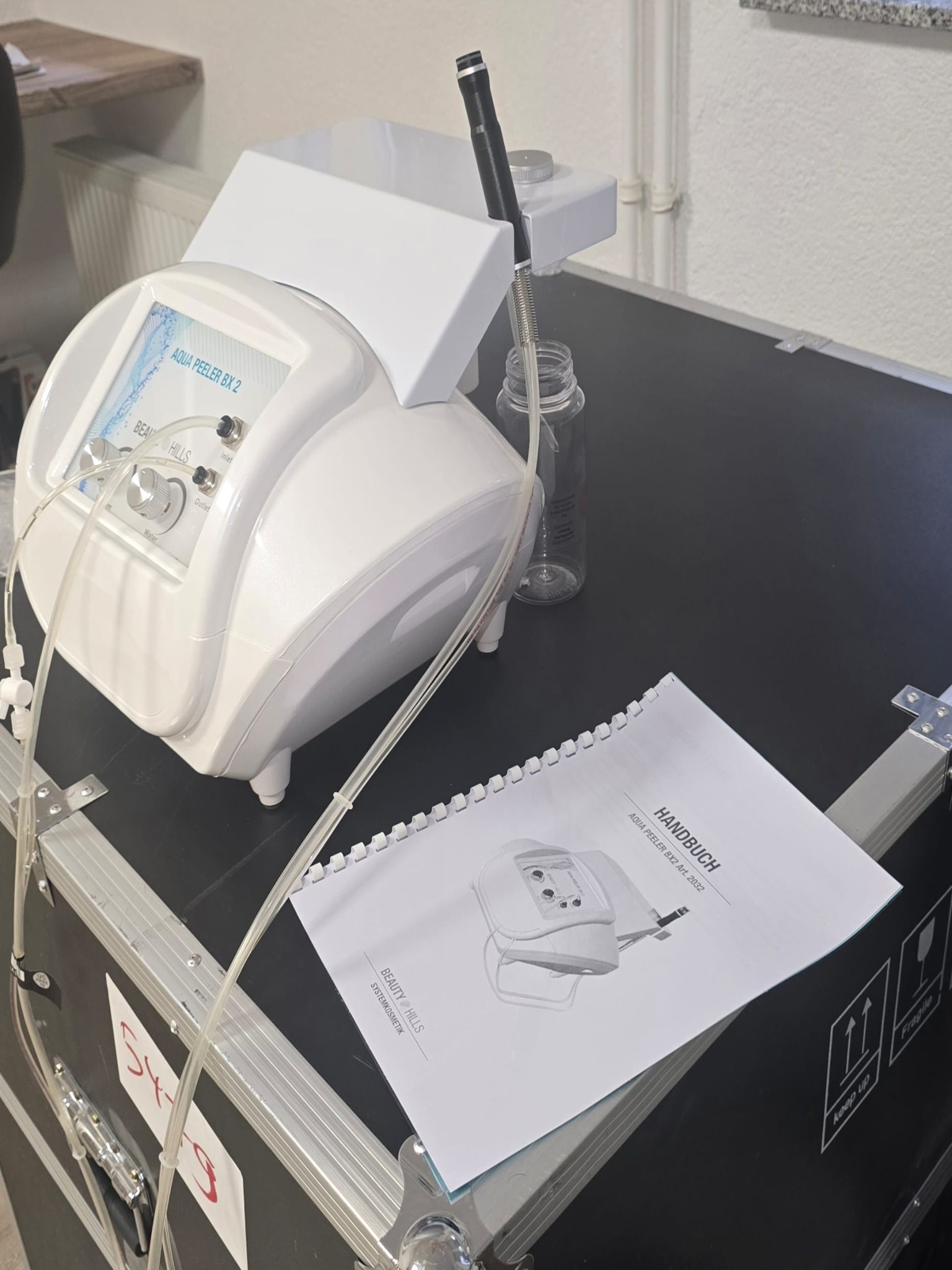 Mobiliario cuidado y de calidad de un salón de belleza-2