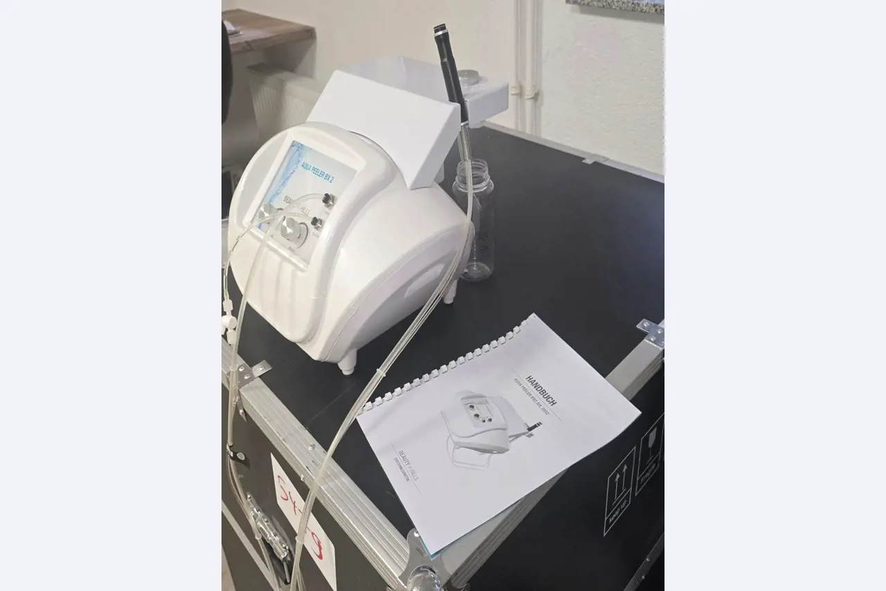 Mobiliario cuidado y de calidad de un salón de belleza-2