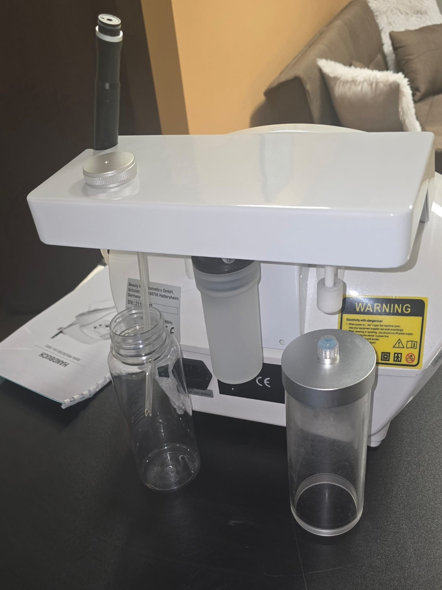 Mobiliario cuidado y de calidad de un salón de belleza-3