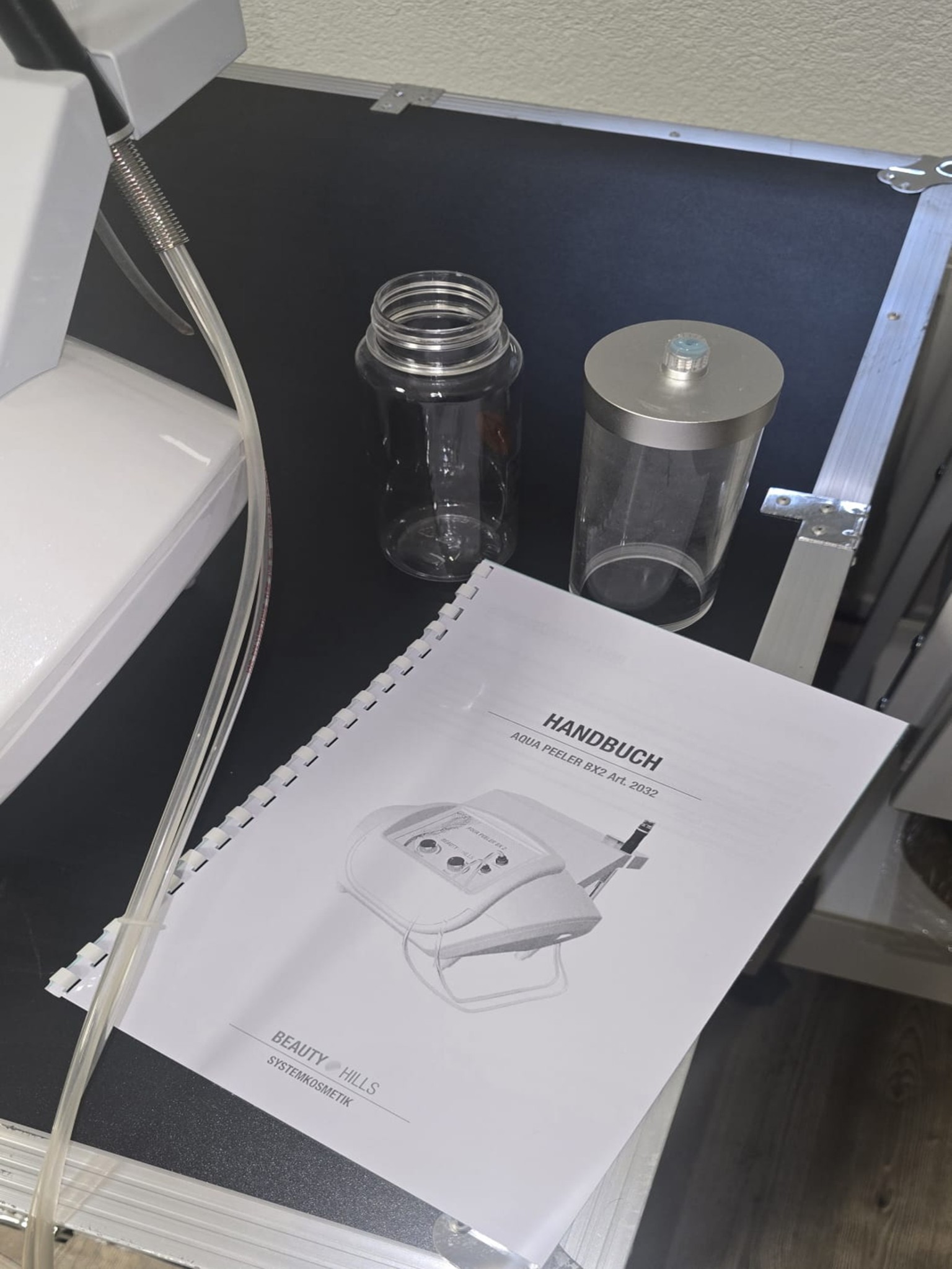 Mobiliario cuidado y de calidad de un salón de belleza-5