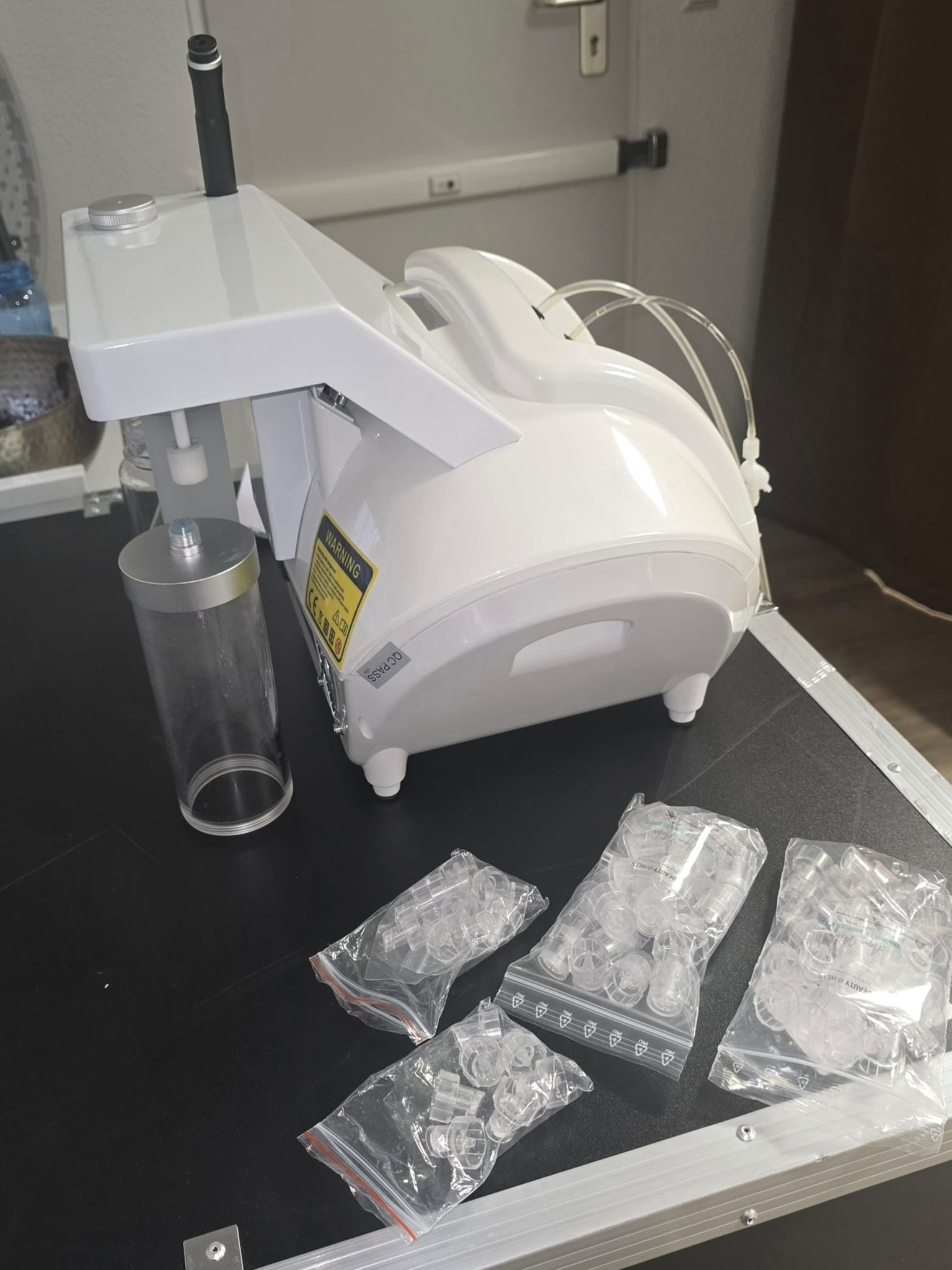 Mobiliario cuidado y de calidad de un salón de belleza-7