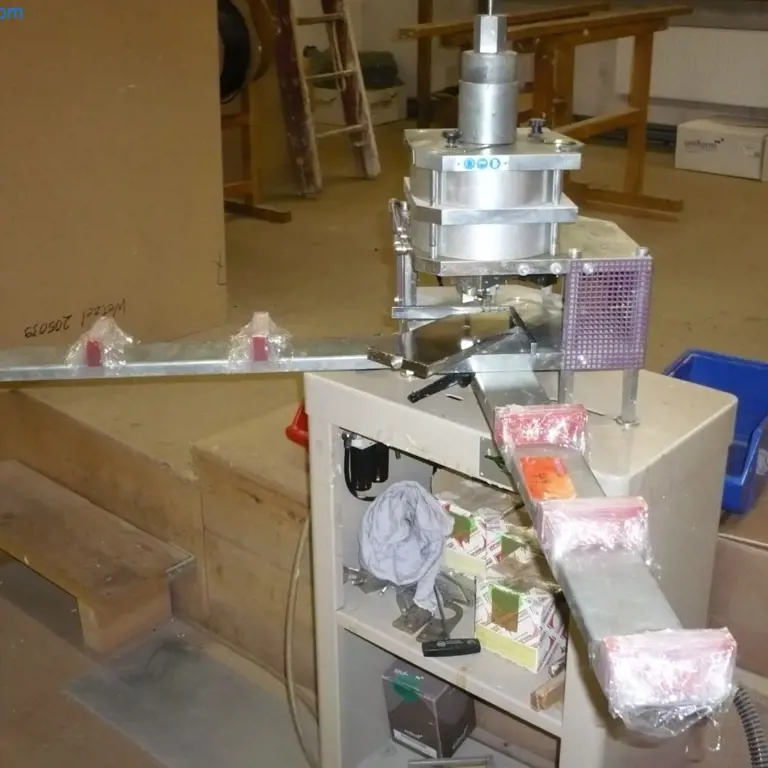 pneumatische Eckenstanze FOM XY17560