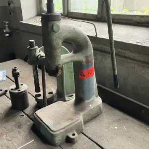 2x ročni pritisk na ročico