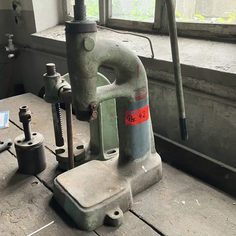 2x ročni pritisk na ročico