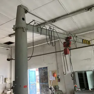 Žerjav z vrtljivim žerjavom, nameščen na stebrih