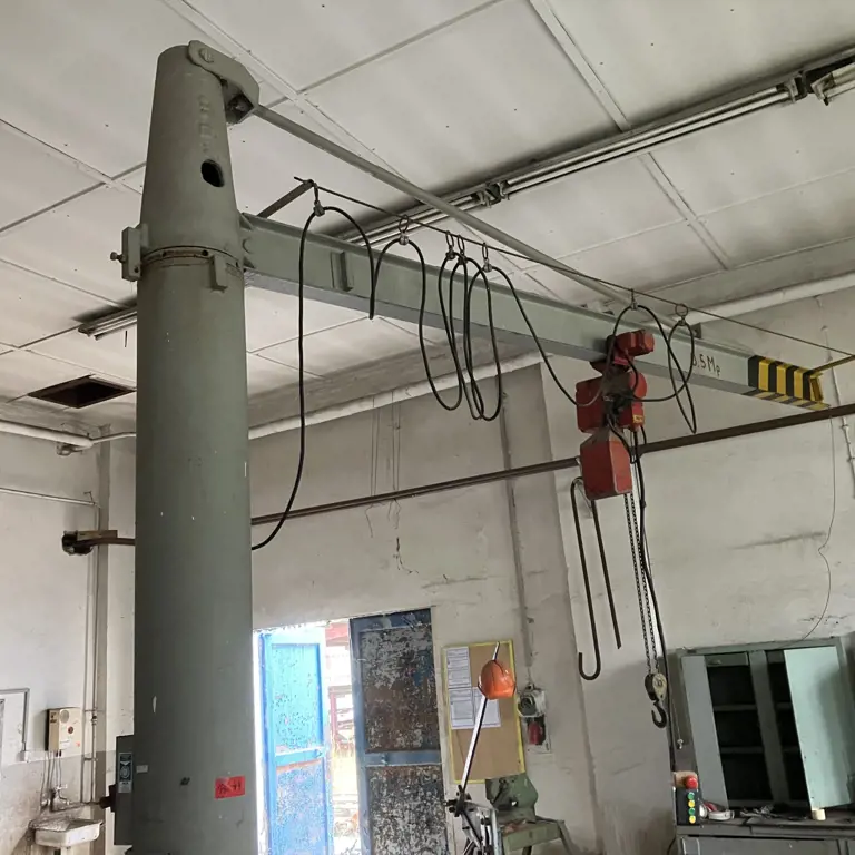 Žerjav z vrtljivim žerjavom, nameščen na stebrih