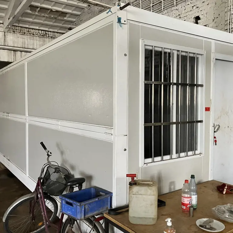 Zabojnik za razbitje v dvorani