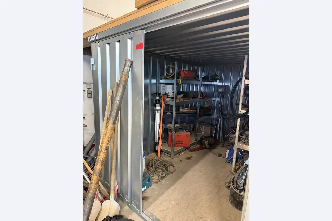 Workshop equipment and various accessories from the construction sector-1