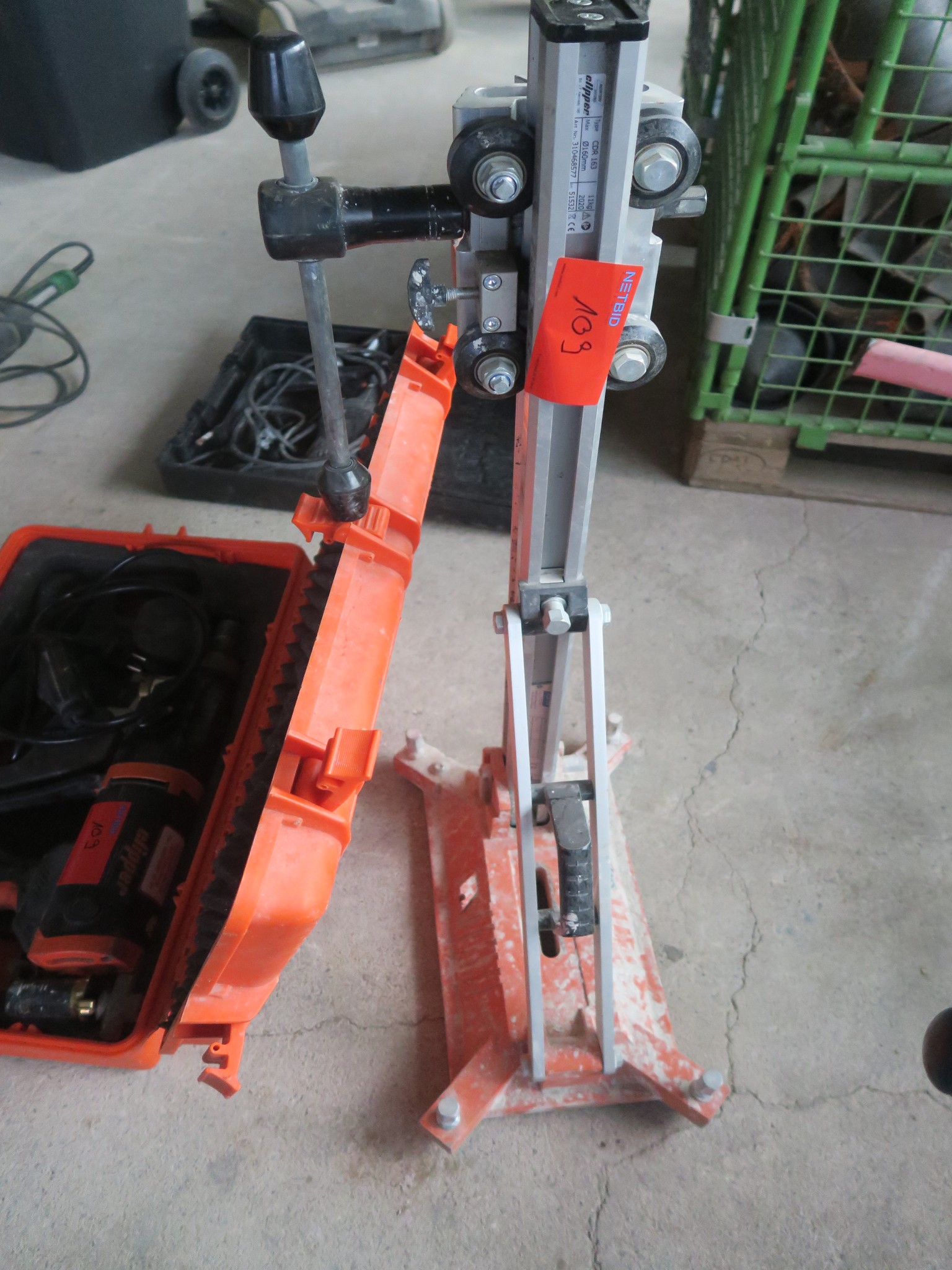 Sprzęt warsztatowy i różne akcesoria z sektora budowlanego-2