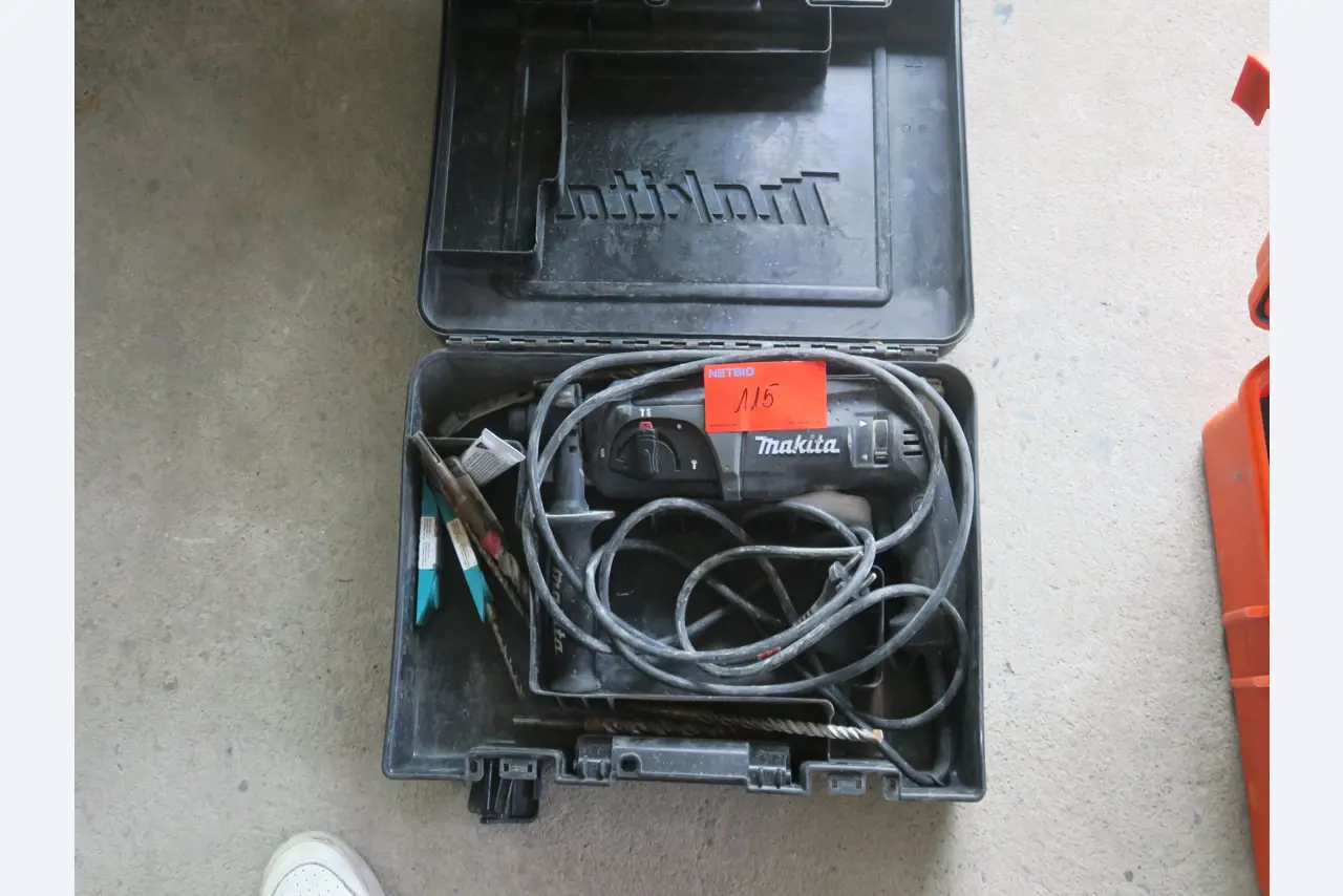 Sprzęt warsztatowy i różne akcesoria z sektora budowlanego-1