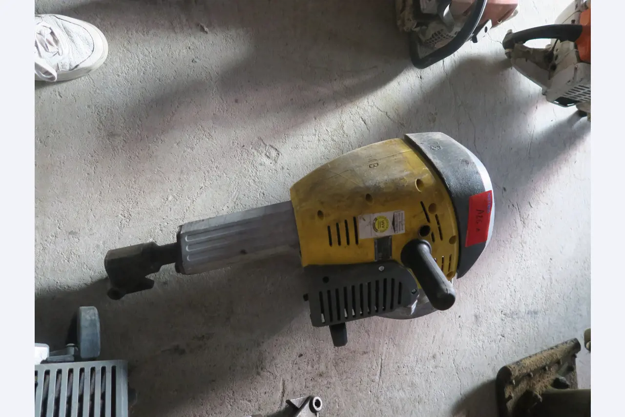 Sprzęt warsztatowy i różne akcesoria z sektora budowlanego-1