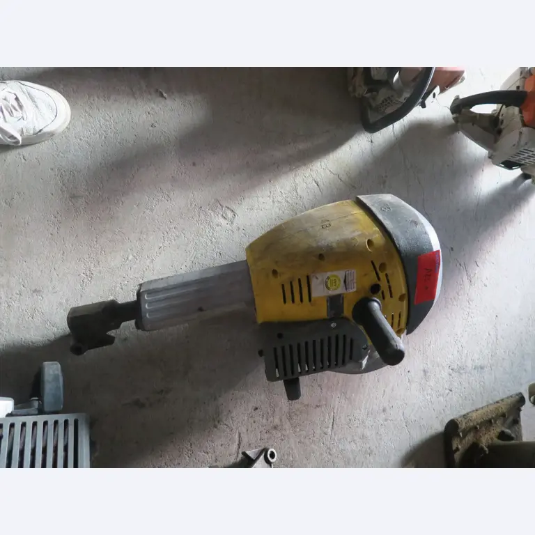 Sprzęt warsztatowy i różne akcesoria z sektora budowlanego-1