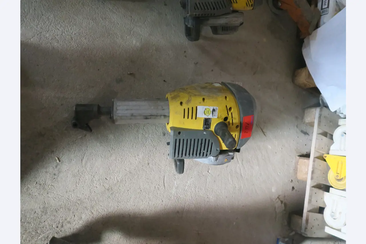 Dílenské vybavení a různé příslušenství z oblasti stavebnictví-1