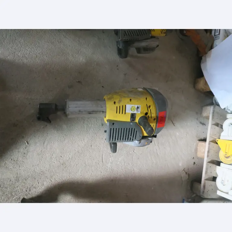 Dílenské vybavení a různé příslušenství z oblasti stavebnictví-1