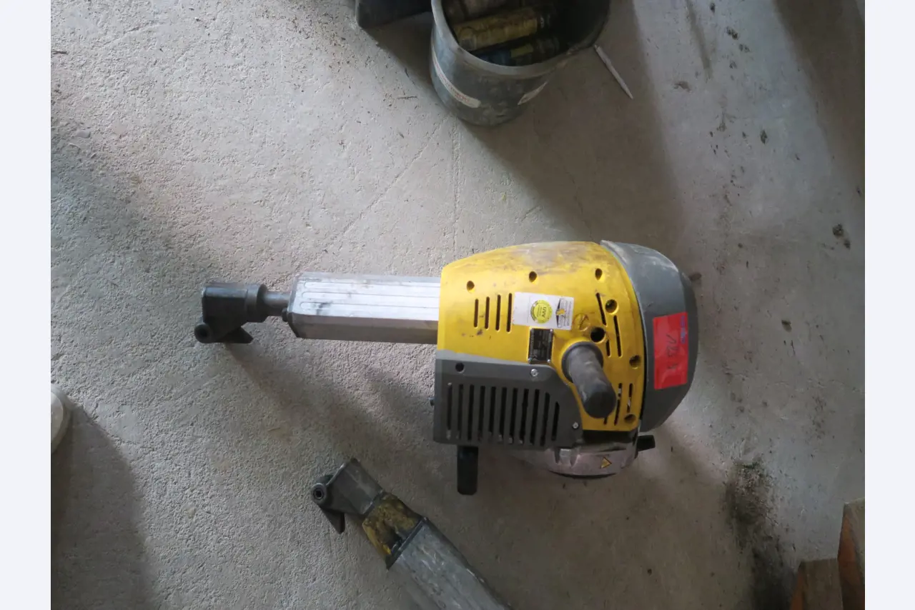 Workshop equipment and various accessories from the construction sector-1