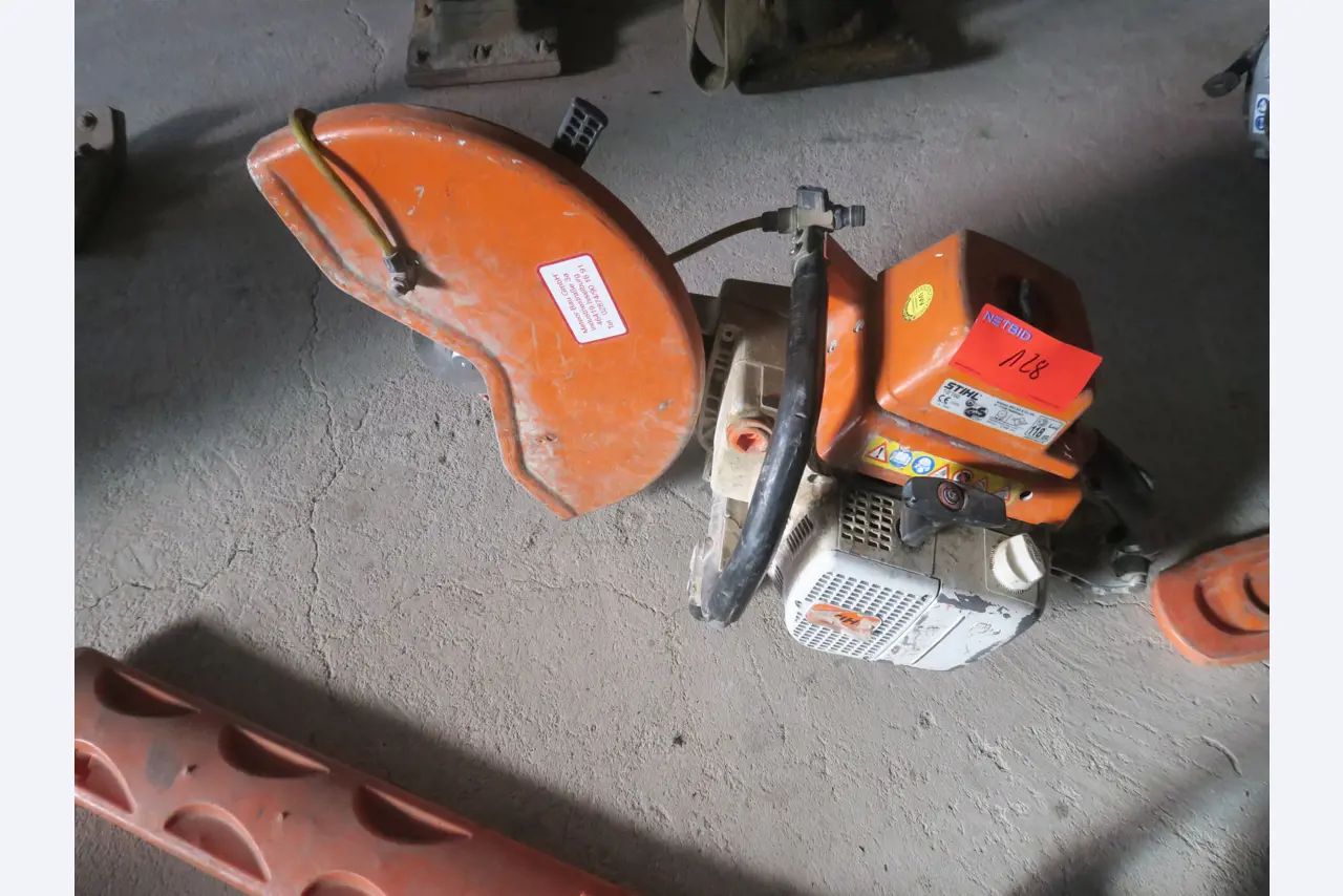 Dílenské vybavení a různé příslušenství z oblasti stavebnictví-1