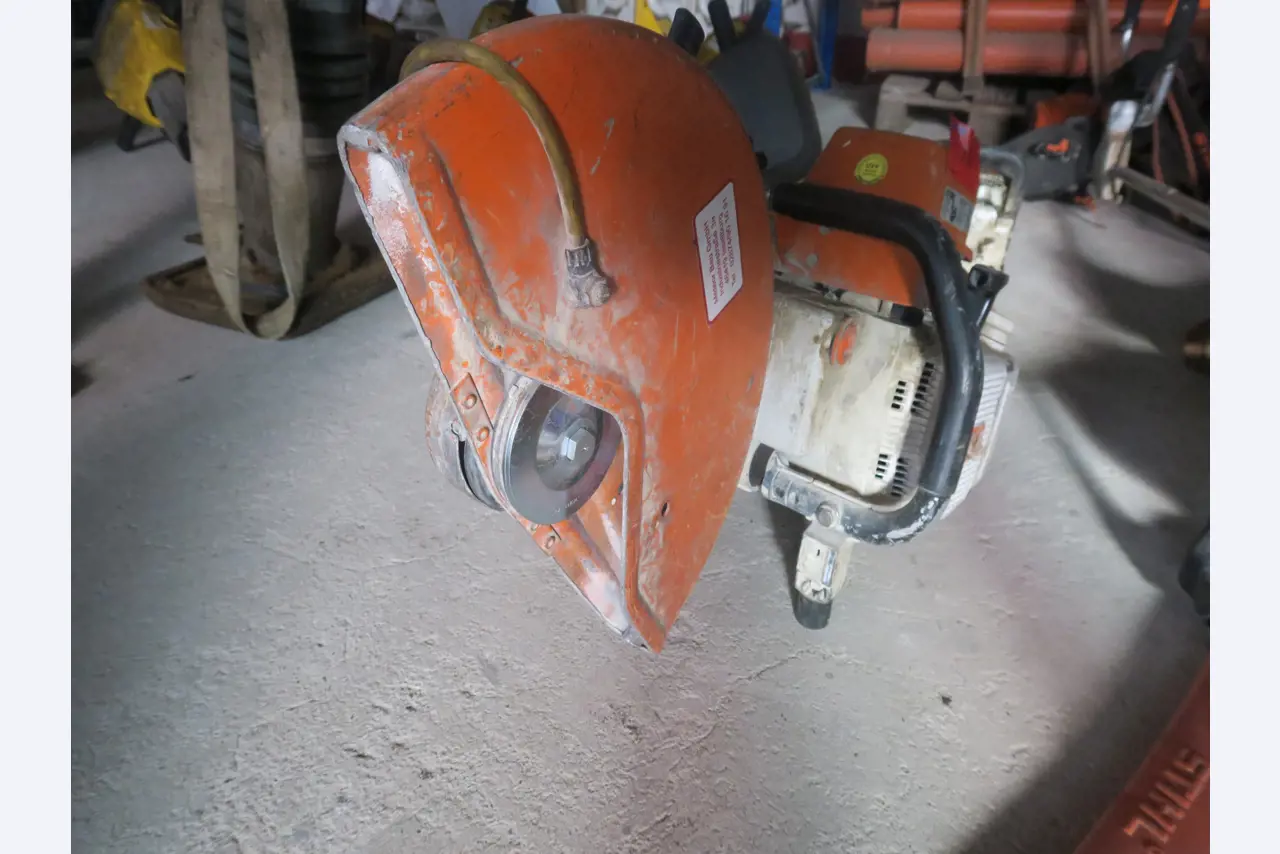 Dílenské vybavení a různé příslušenství z oblasti stavebnictví-2