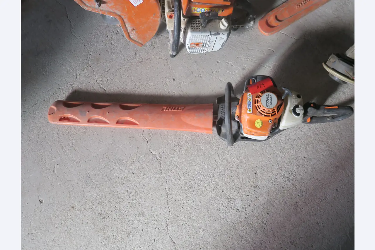 Dílenské vybavení a různé příslušenství z oblasti stavebnictví-1