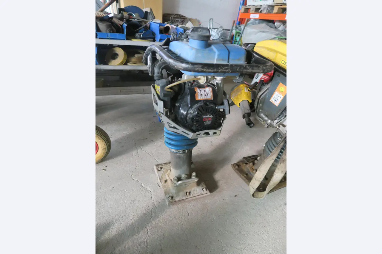 Workshop equipment and various accessories from the construction sector-1