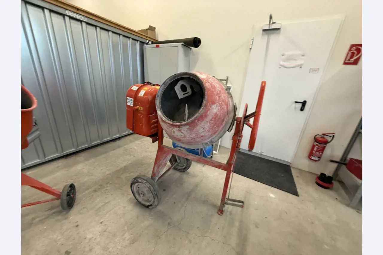 Workshop equipment and various accessories from the construction sector-4