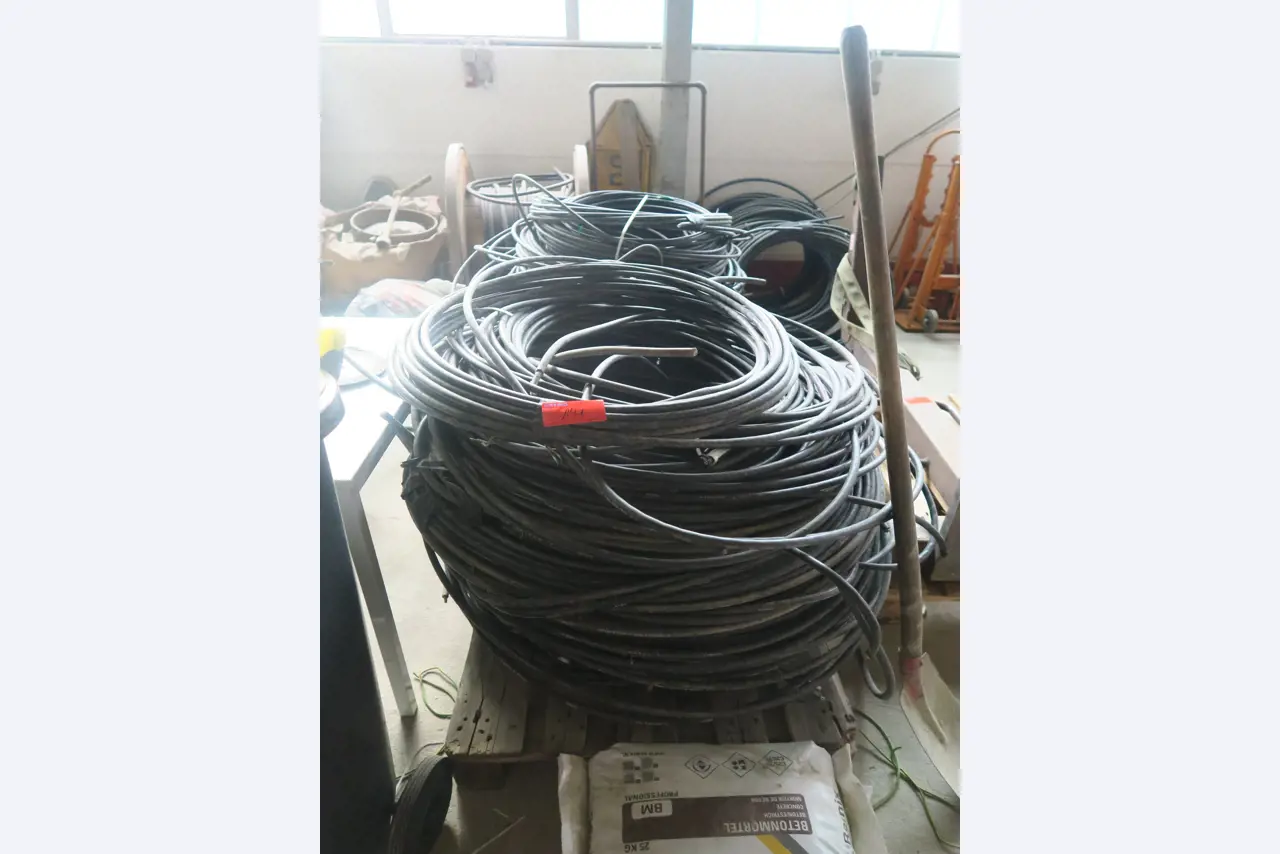 Workshop equipment and various accessories from the construction sector-1