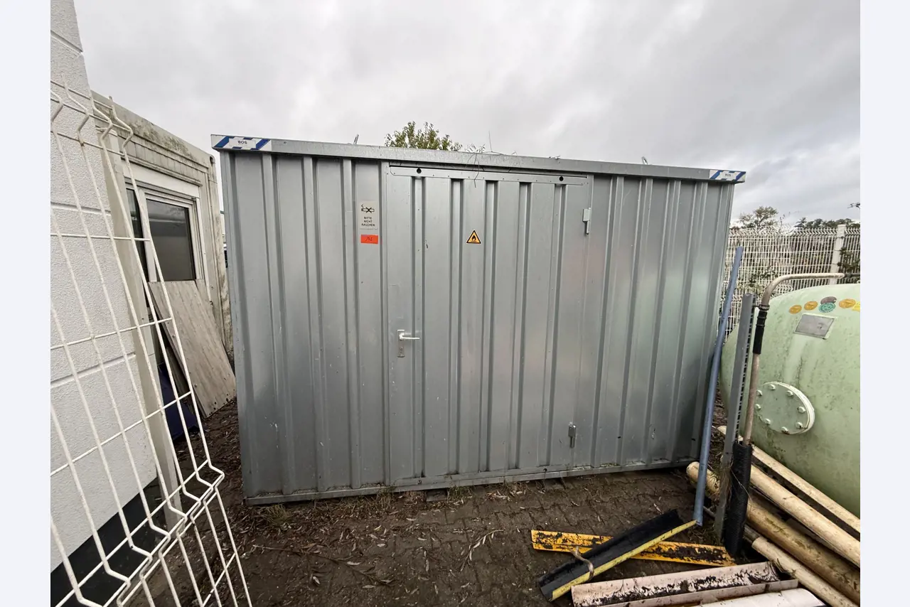 Workshop equipment and various accessories from the construction sector-1