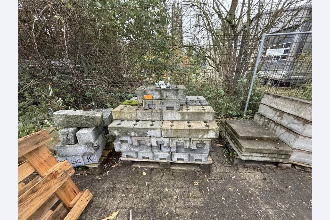 Workshop equipment and various accessories from the construction sector-1