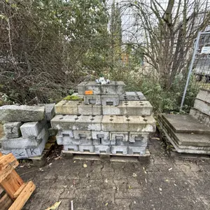 Construction fence panels with feet