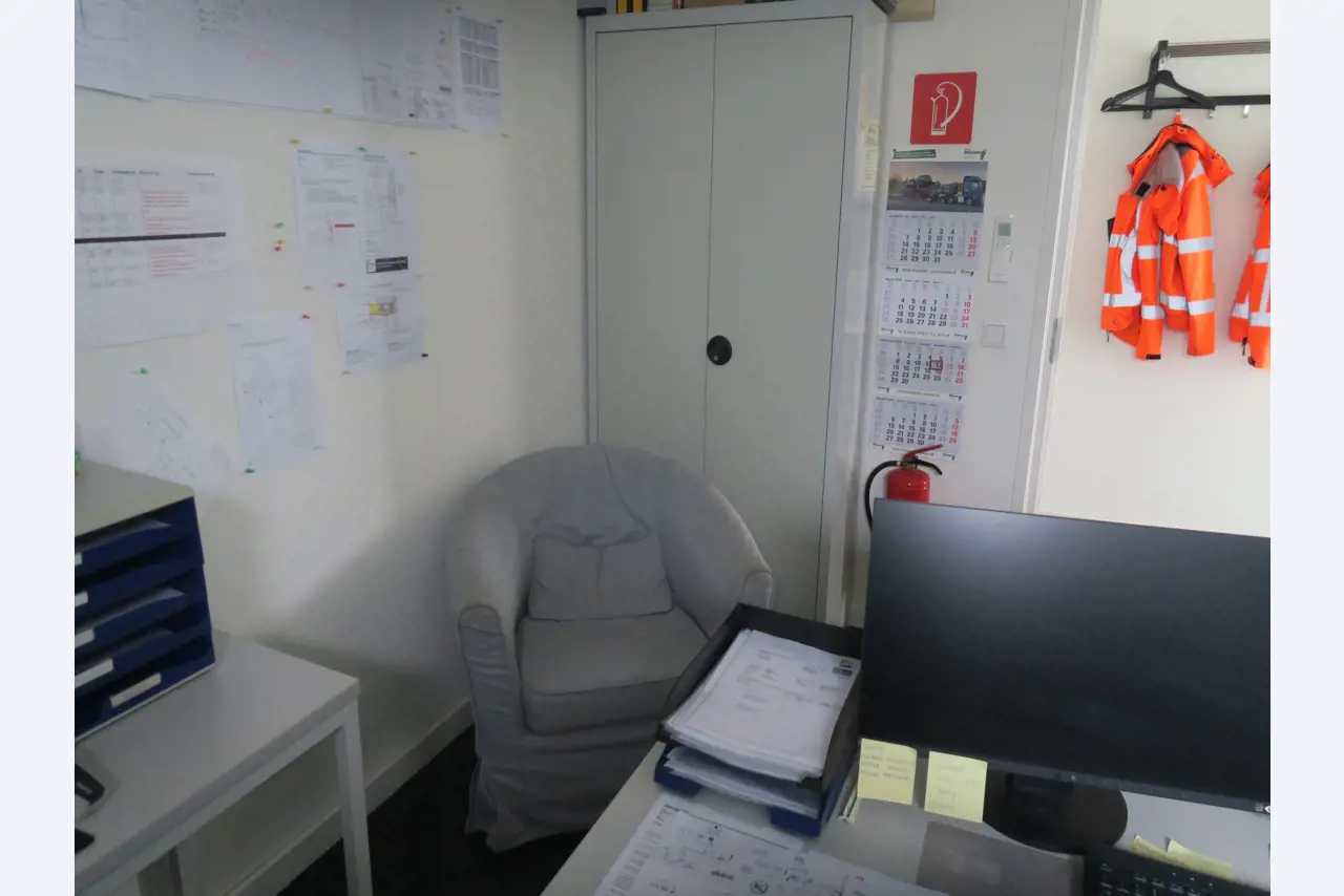 Workshop equipment and various accessories from the construction sector-2