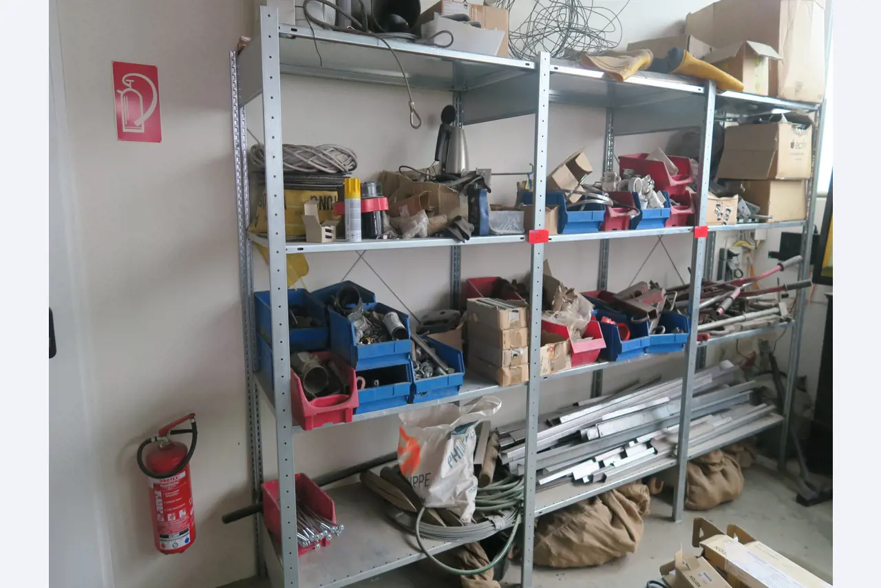 Werkplaatsuitrusting en diverse accessoires uit de bouwsector-1