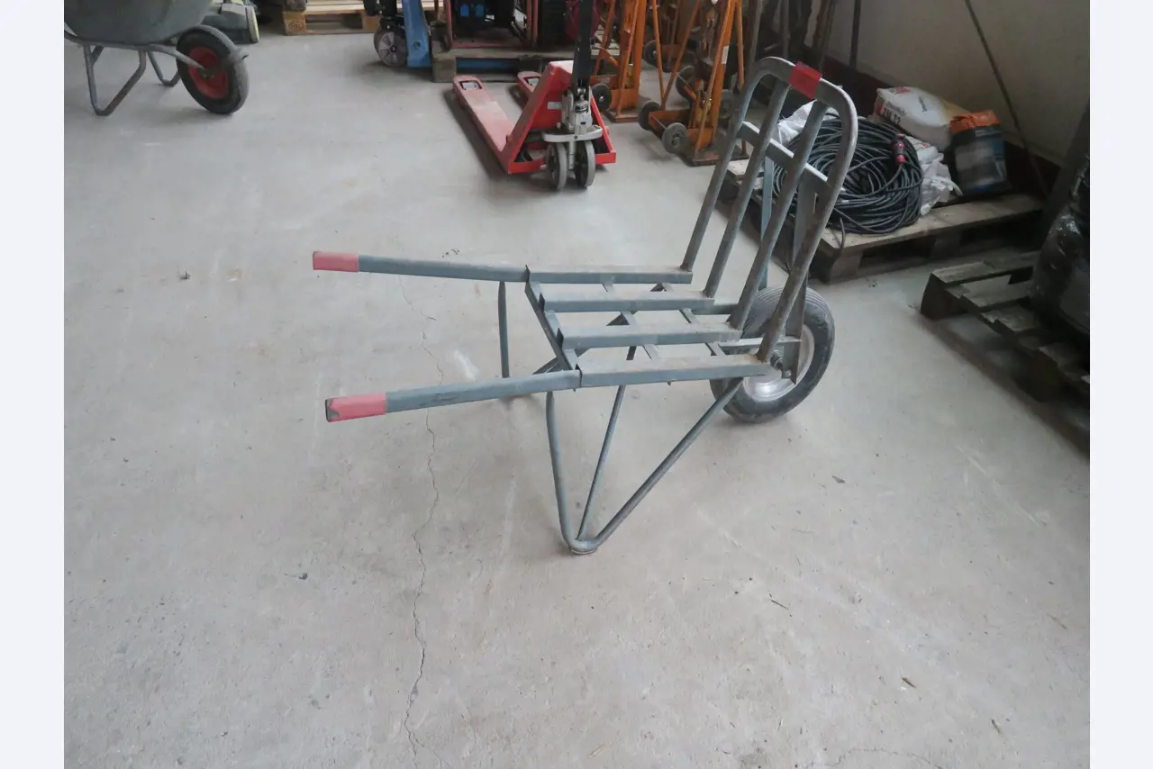 Workshop equipment and various accessories from the construction sector-1