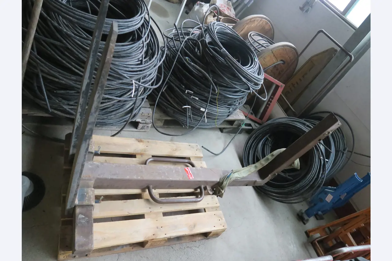 Workshop equipment and various accessories from the construction sector-1