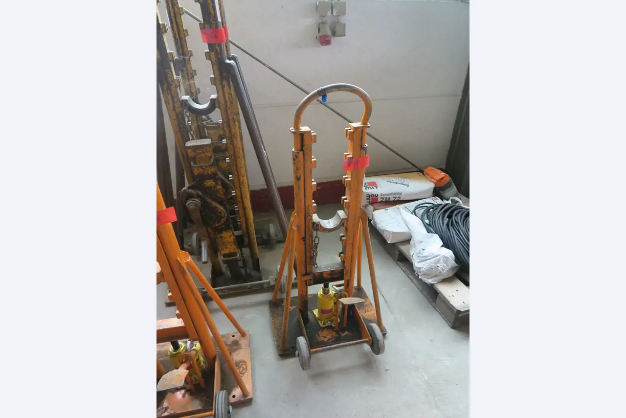 Workshop equipment and various accessories from the construction sector-2