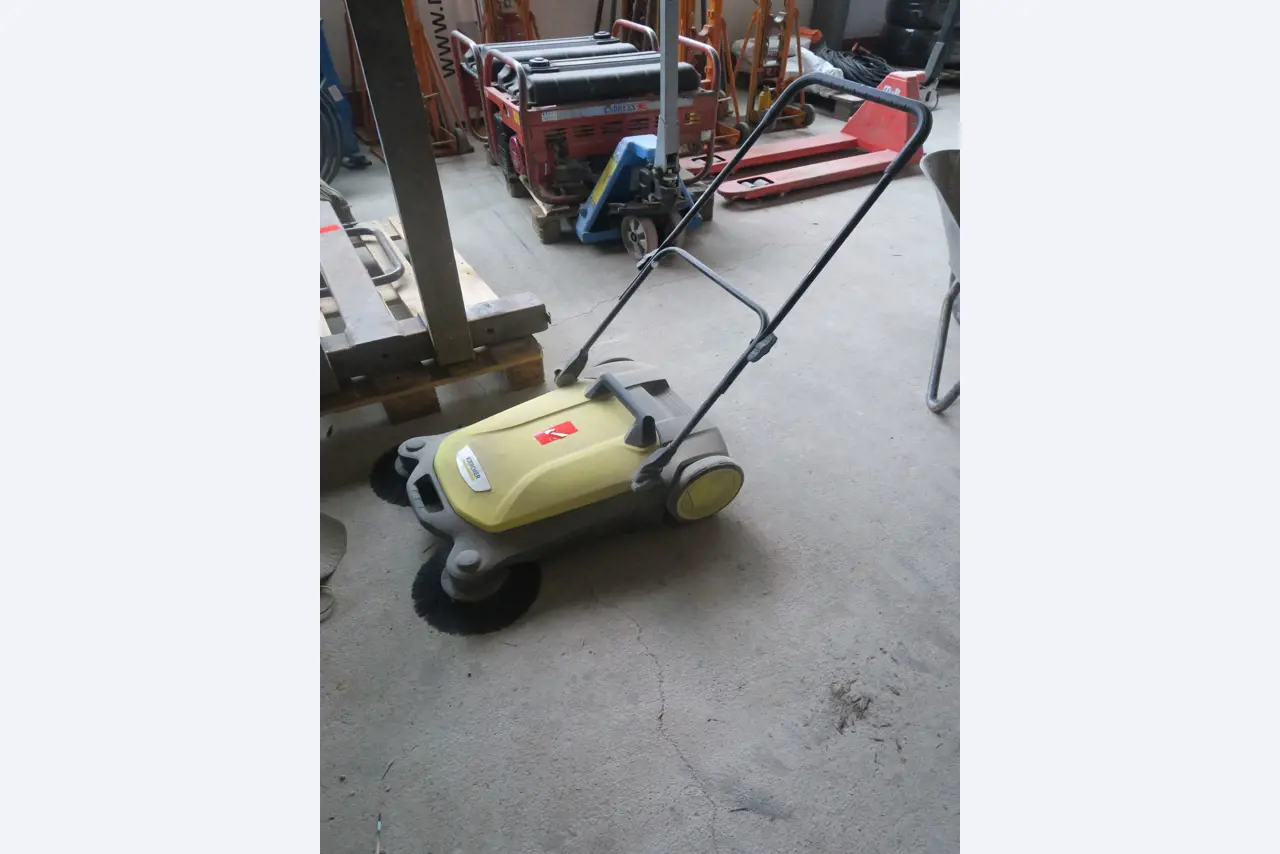 Workshop equipment and various accessories from the construction sector-1