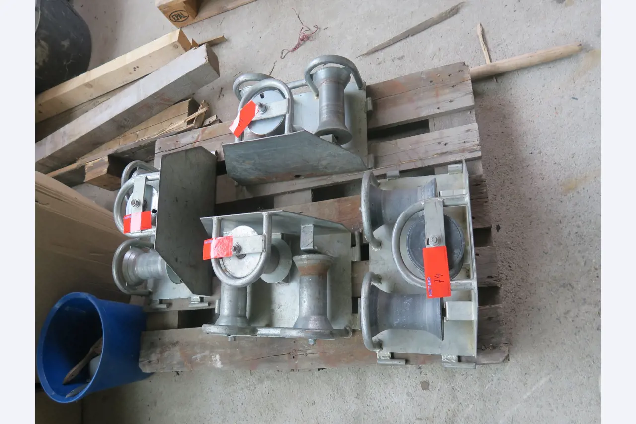 Dílenské vybavení a různé příslušenství z oblasti stavebnictví-1