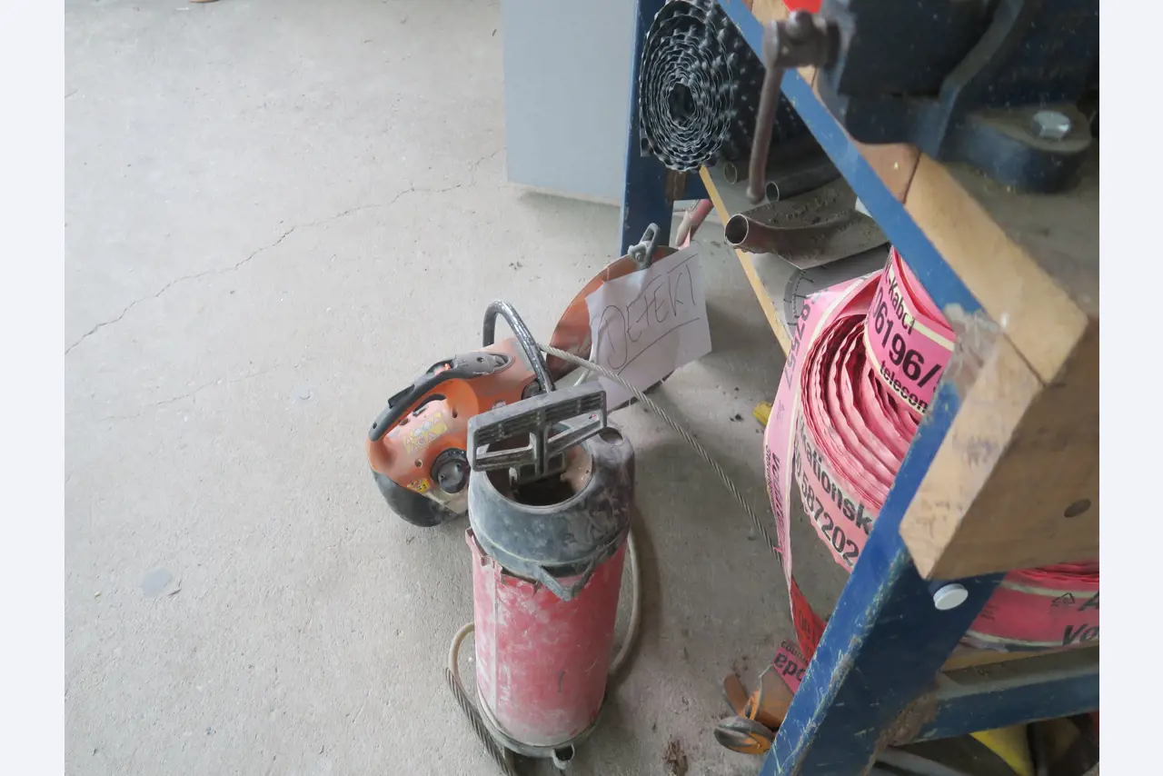 Workshop equipment and various accessories from the construction sector-5