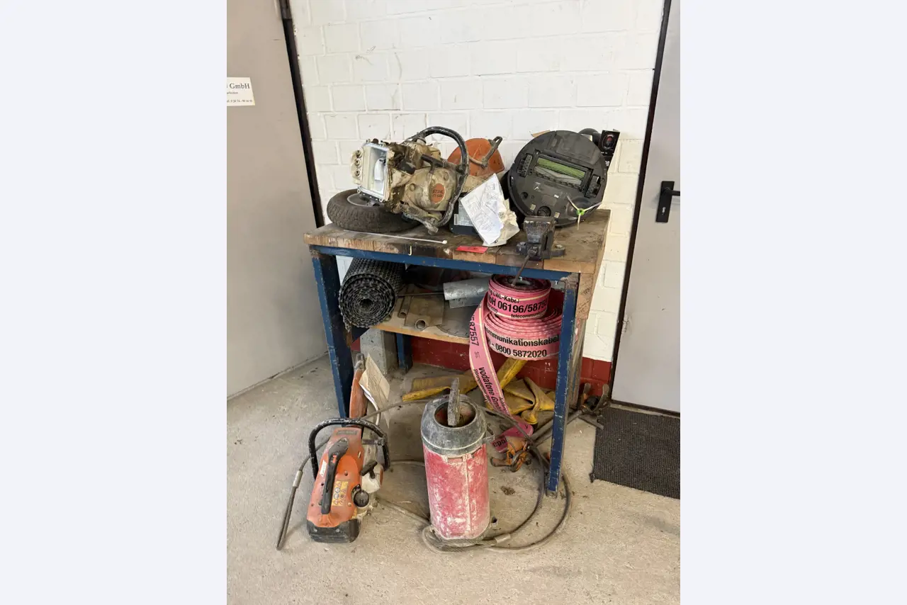 Werkplaatsuitrusting en diverse accessoires uit de bouwsector-1