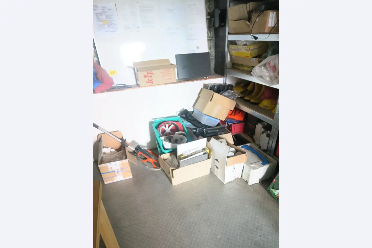 Werkplaatsuitrusting en diverse accessoires uit de bouwsector-10