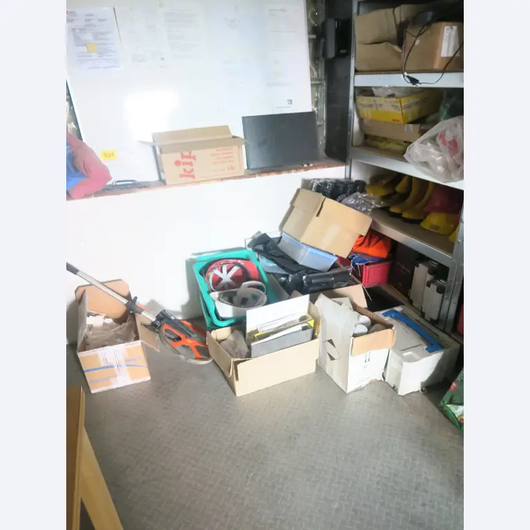 Werkplaatsuitrusting en diverse accessoires uit de bouwsector-10