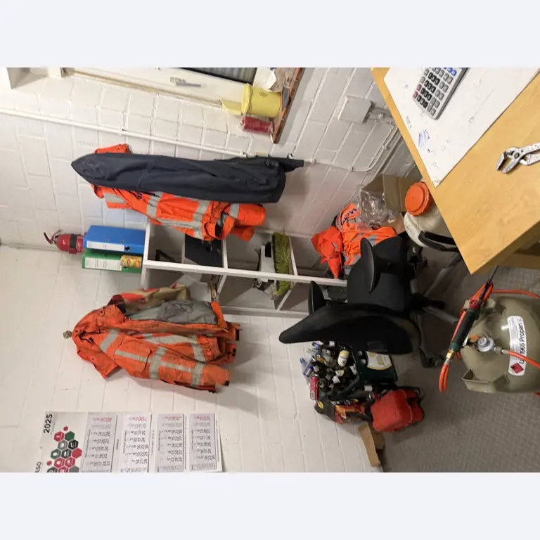 Werkplaatsuitrusting en diverse accessoires uit de bouwsector-2