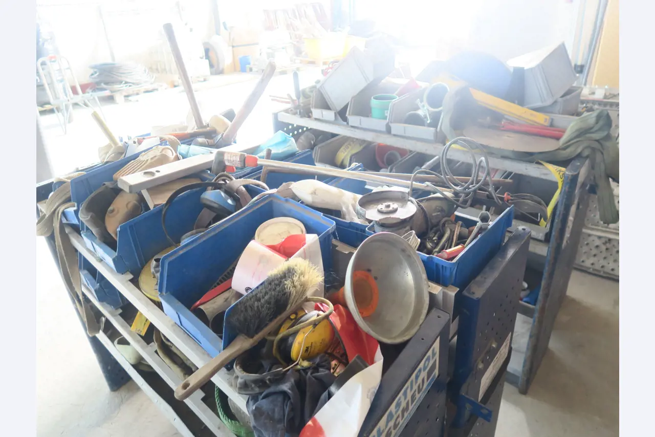 Werkplaatsuitrusting en diverse accessoires uit de bouwsector-7