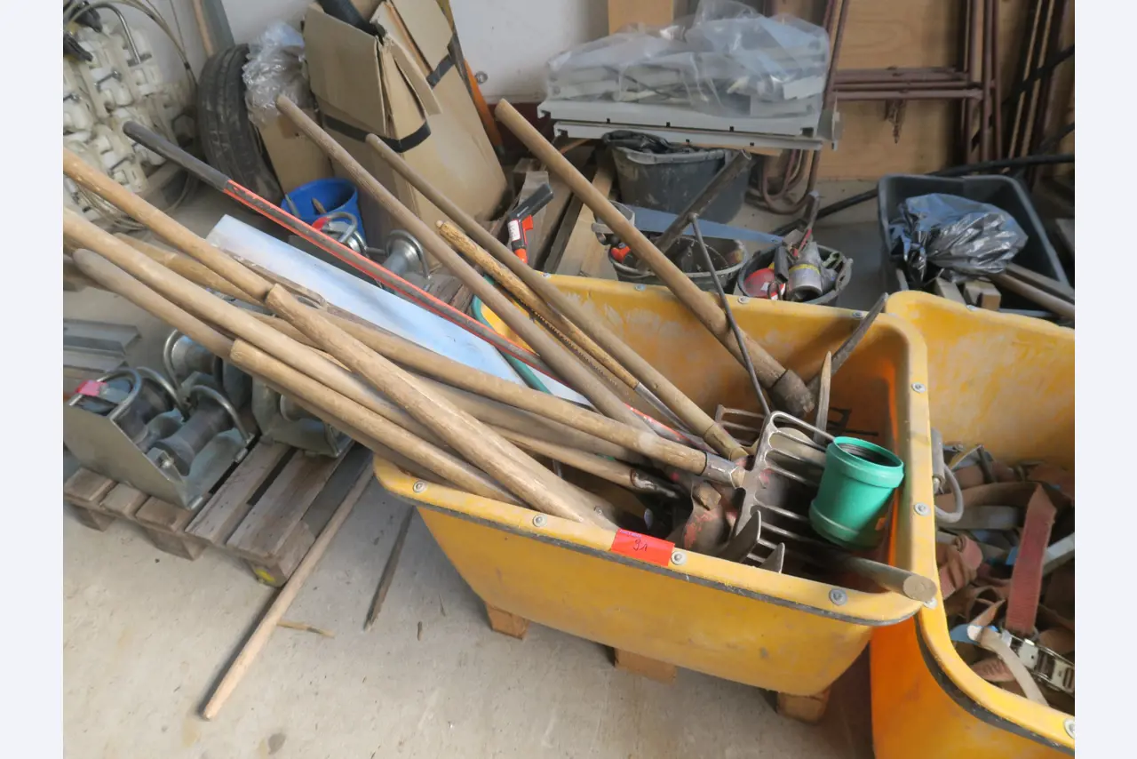 Workshop equipment and various accessories from the construction sector-1