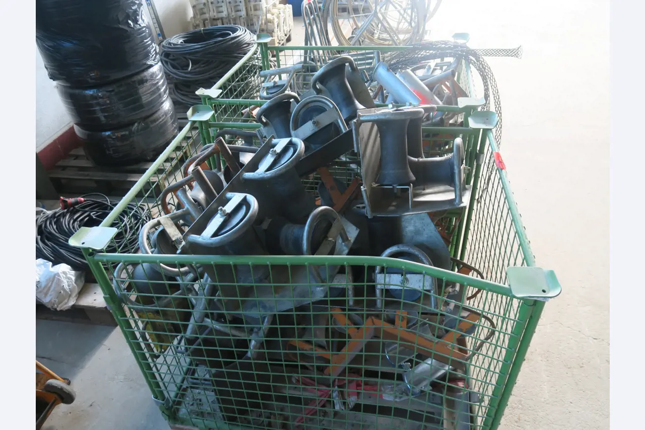 Workshop equipment and various accessories from the construction sector-2