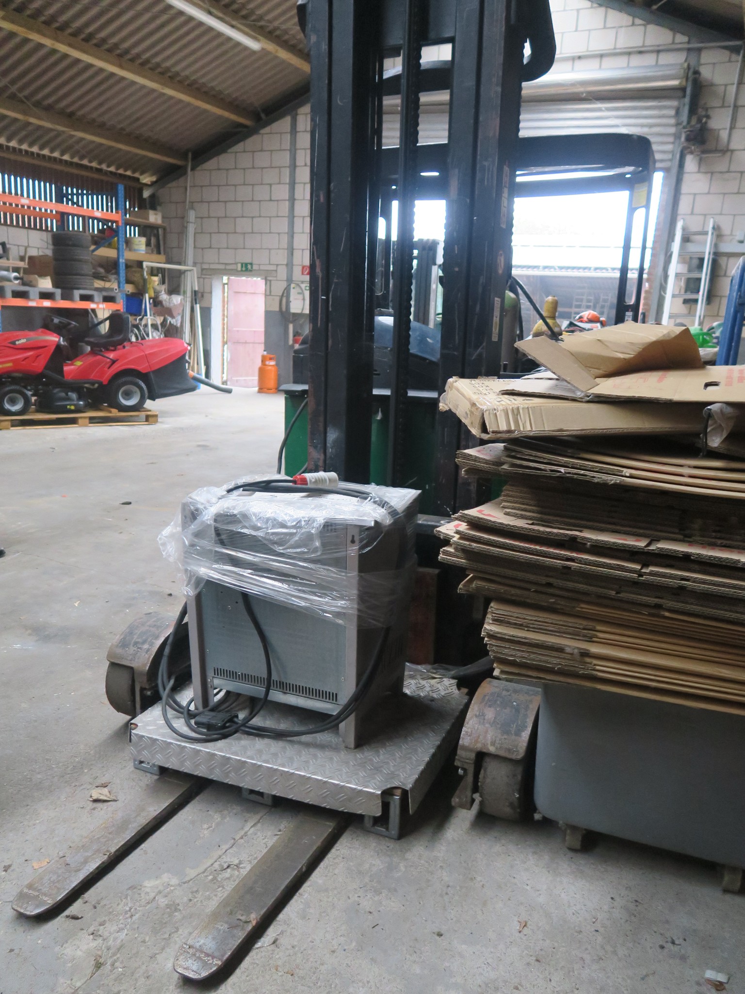 Różne urządzenia techniczne z magazynu-3