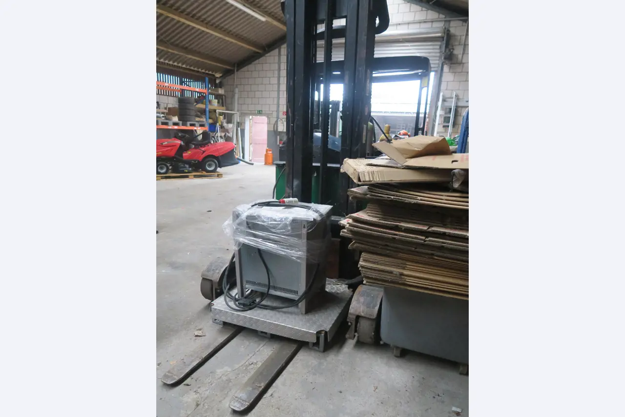 Div. techn. Einrichtung aus einem Lagerbestand-3