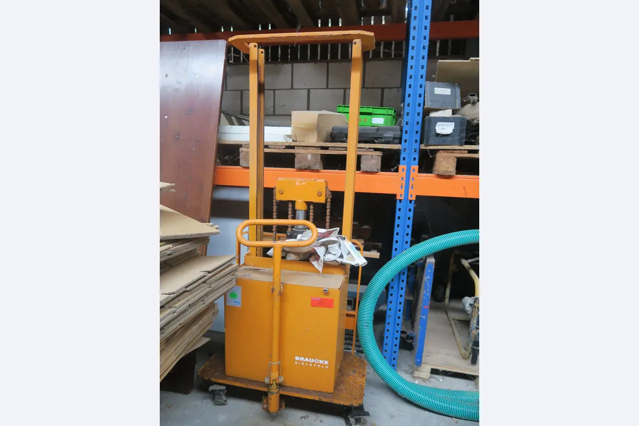 Div. techn. Einrichtung aus einem Lagerbestand-1