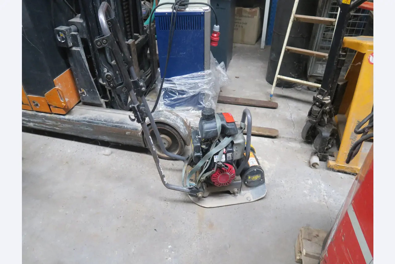 Div. techn. Einrichtung aus einem Lagerbestand-1