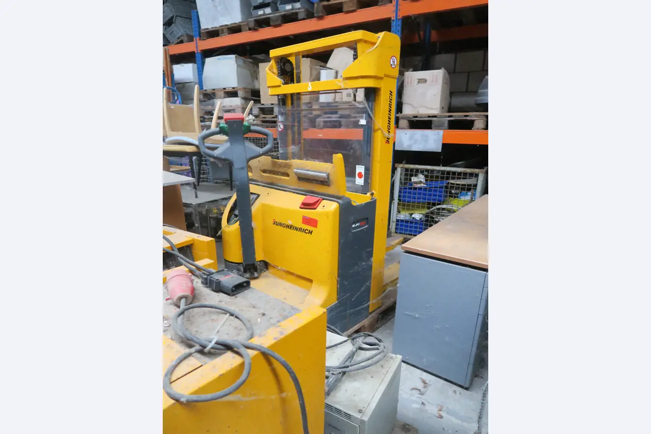 Div. techn. Einrichtung aus einem Lagerbestand-1