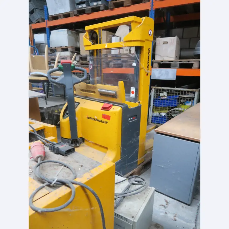 Div. techn. Einrichtung aus einem Lagerbestand-1