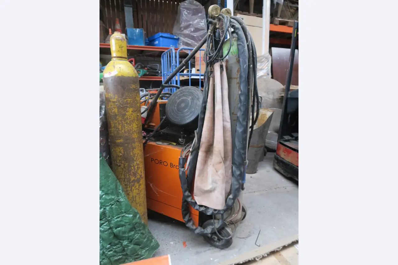 Div. techn. Einrichtung aus einem Lagerbestand-2